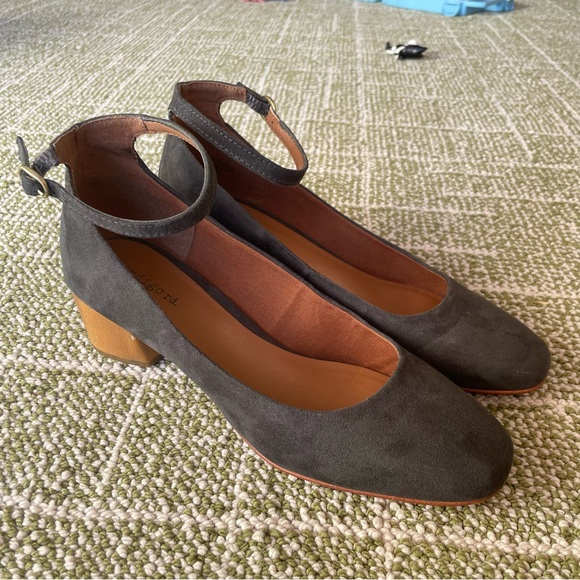 Gray Ankle Strap Block Heel Shoes Size 8.5 - Picture 2 of 9